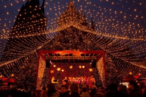 weihnachtsmarkt-am-koelner-dom-br-abendliches-konzert-unter-dem-sternenlichterzelt-ad